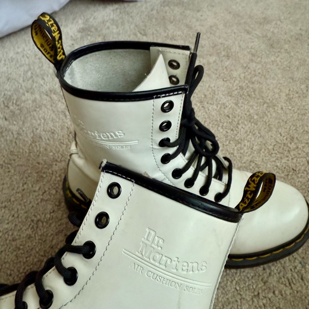 EUC 1460 8-eyelet White Dr. Martens Size US 7